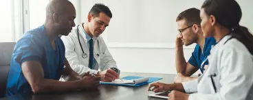médicos a fazer diagnóstico de doença rara
