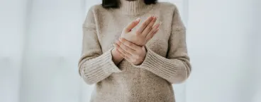 mulher com dores nas mãos 