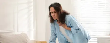 mulher a apoiar-se na cama