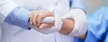 mulher a ser confortada por médico 