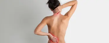 mulher com as mãos nas costas