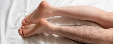 mulher com uma perna sem pelos e a outra com excesso de pelos