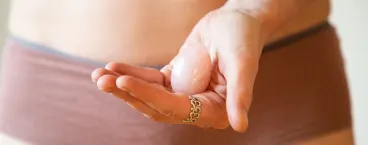 mulher a segurar uma bola de kegel