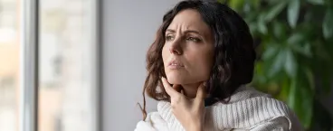 mulher com mão na garganta