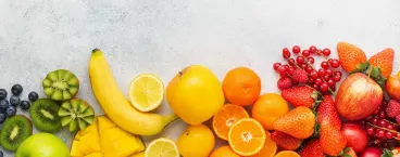 kiwis, bananas, mangas, tangerinas, morangos e mirtilos 