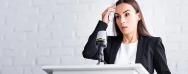 mulher sente-se nervosa durante um discurso