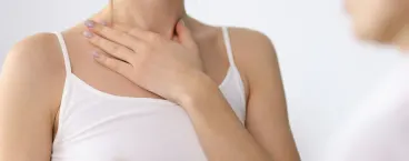 mulher com a mão na garganta