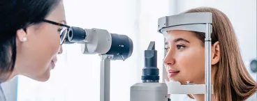 mulher a ser analisada no oftalmologista
