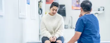 mulher em consulta de psiquiatria