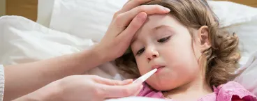 mãe a medir a febre a menina