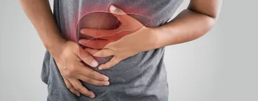 homem com inflamação no fígado 