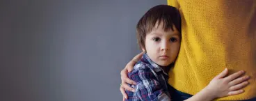 menino abraçado a mãe 