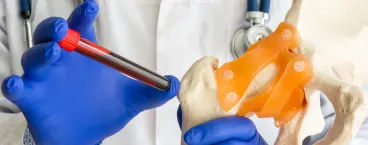 médico a recolher análise de sangue de doente