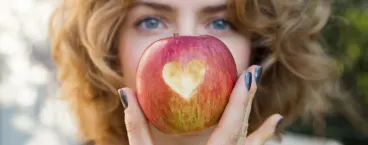 mulher a segurar uma maçã