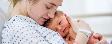 mão de mãe a segurar mão de bebé recém-nascido