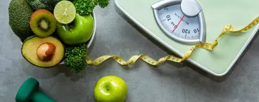 balança e conjunto de alimentos
