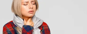 mulher jovem com a mão na garganta