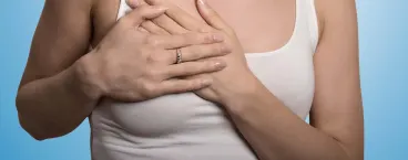 mulher com mama inflamada 