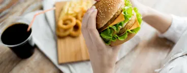 mulher a comer um hambúrguer