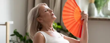 mulher na menopausa com afrontamentos 