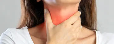 mulher com dor na garganta 