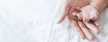 mãe a segurar na mão do bebé