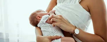 mãe a amamentar bebé