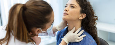 médica analisa pescoço de paciente