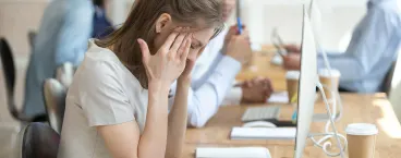 mulher olha para homem que está a pensar