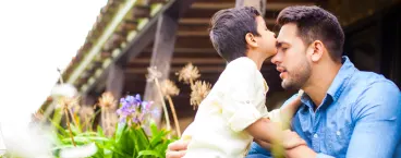 filho a dar um beijo na testa do pai