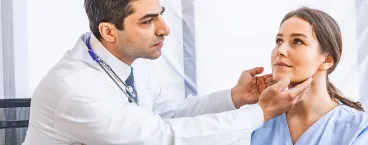 médico a analisar pescoço de doente mulher