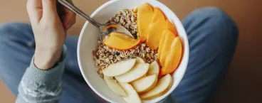 mulher a comer alimentos com fibra