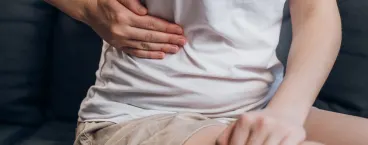 mulher com dores abdominais 