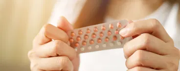 mulher a segurar conjunto de pílulas