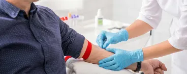 homem a tirar sangue em laboratório