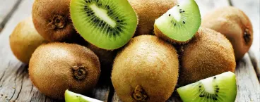 kiwis numa mesa 