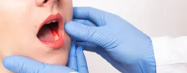 menino a ser observado por dentista
