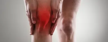 pessoa com rotura de ligamentos no joelho