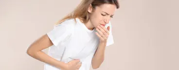 mulher com mão na barriga e ar nauseado