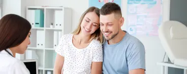 casal em consulta de planeamento familiar