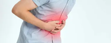 homem com dores abdominais