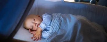 bebé a dormir no colo da mãe