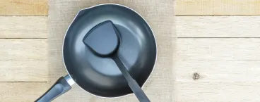 frigideira de teflon numa bancada de cozinha