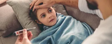 menino com gripe deitado na cama