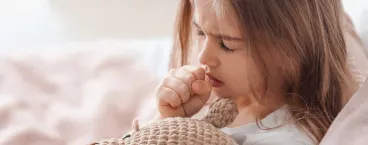 menina a tossir para parte interna do cotovelo