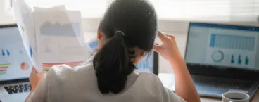 mulher com dificuldades a trabalhar ao computador
