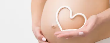 creme forma um coração na barriga de grávida