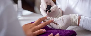mulher a fazer verniz gel na esteticista