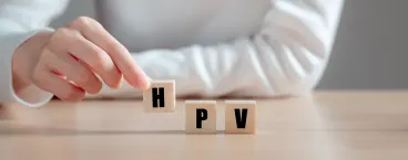 homem a formar hpv com peças de scrabble