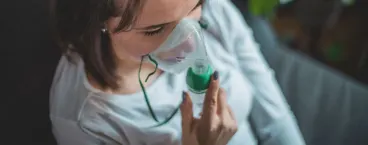 mulher a ser auscultada em consulta médica